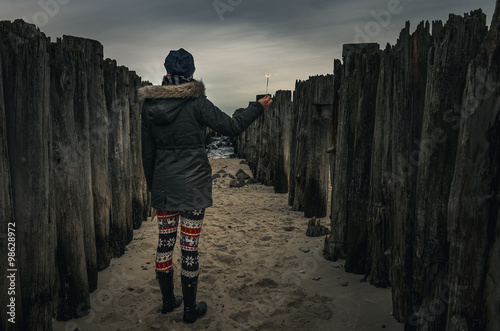 kobieta na plaży z zimnym ogniem w dłoni