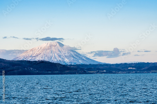 洞爺湖温泉と羊蹄山の雪景色