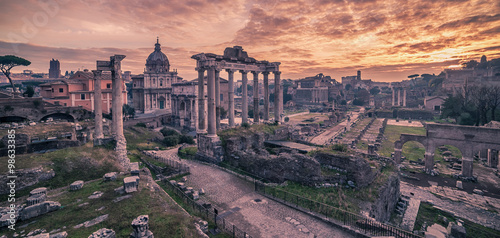 Tableau sur toile Rome, Italy: The Roman Forum in the beautiful sunrise