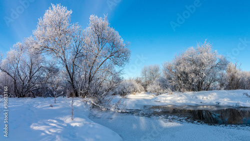 зимняя панорама заснеженного леса с замерсшим ручьем, Россия, Урал 