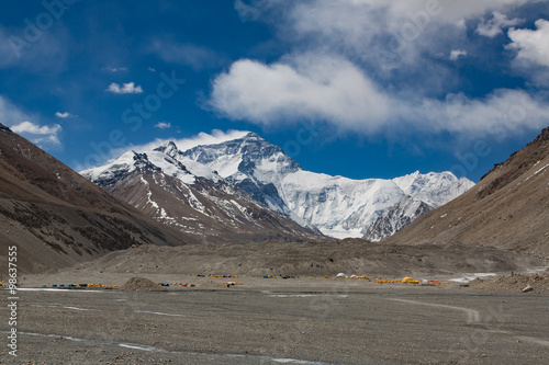 Basislager der Bergsteiger am Mount Everest in Tibet photo