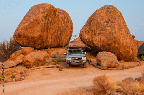 Geländewagen zwischen Granitkugeln; Erongo; Namibia photo