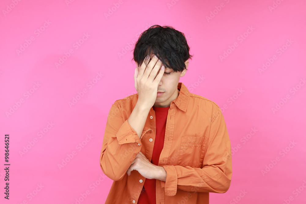 困惑する男性 困惑する男性