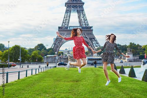 Canvas Print Beautiful twin sisters in front of the Eiffel tower
