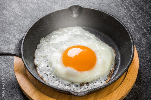 鉄フライパンと目玉焼き Iron fry pan and fried egg
