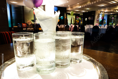Schilderij op canvas served table with glasses restaurant party