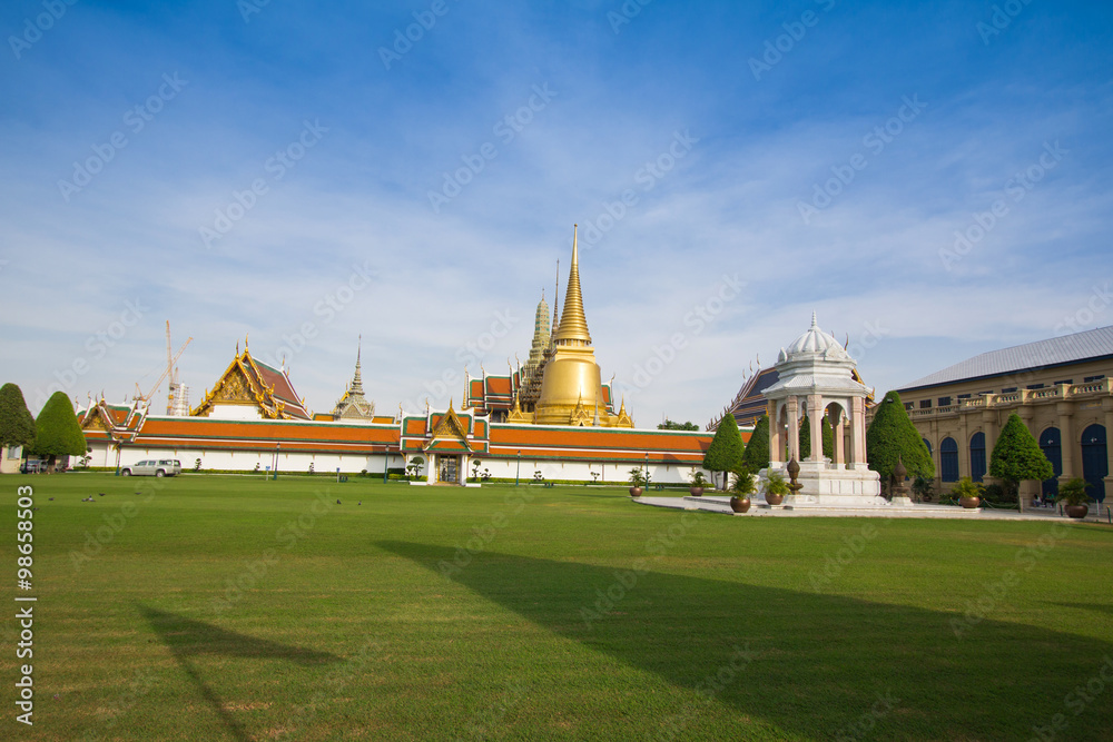 Naklejka premium Temple of the Emerald Buddha, Wat Phra Kaew, Bangkok, Thailand
