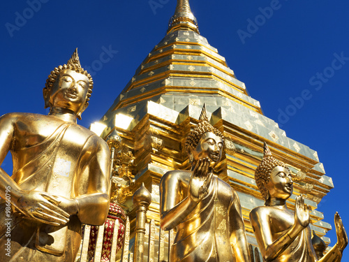 Goldene Buddhas im  Wat Prah That Doi Suthep Tempel in Chiang Mai, Thailand photo