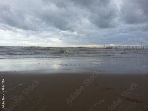 Mare in tempesta, mare e onde, spiaggia deserta photo