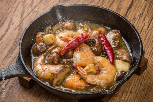 えびのアヒージョ (ajillo)Shrimp with garlic and olive oil