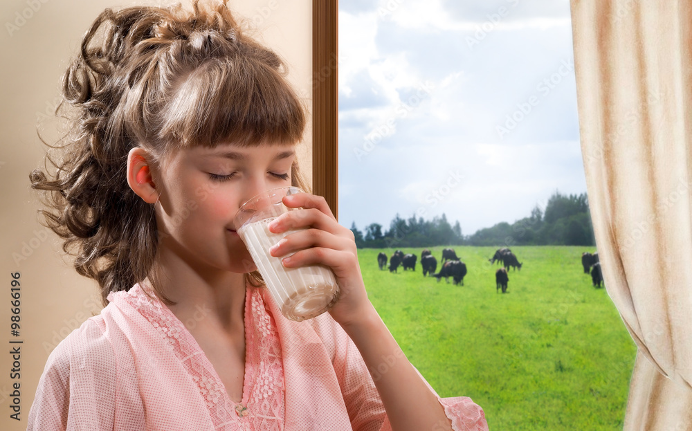 Пьет молоко на английском. Девушка пьет молоко. Девочка пьет парное молоко картинка.