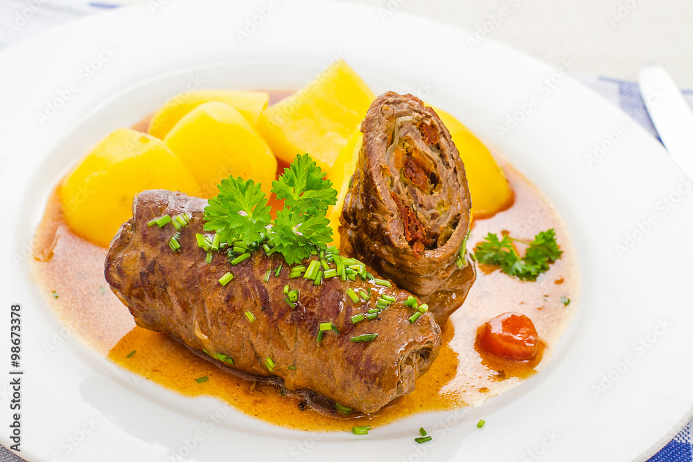 Cutting roulades beef with vegetable filling
