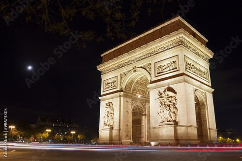 Triumphal Arch in Paris © tverkhovynets