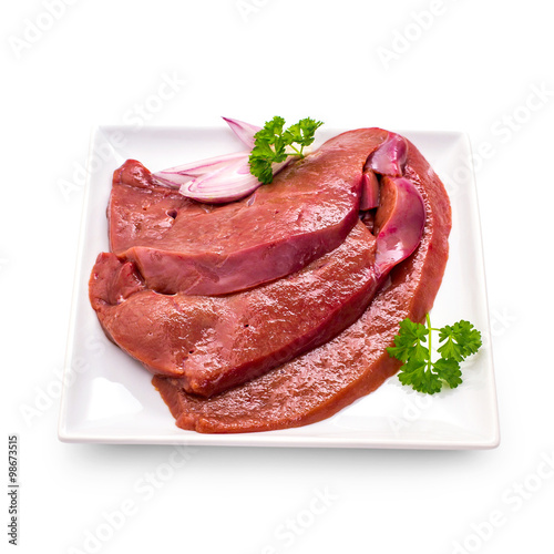 Drei rohe Kalbsleberscheiben isoliert, Ansicht von oben