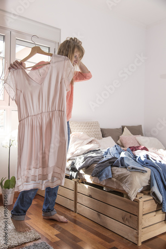Frau findet nichts zum Anziehen
