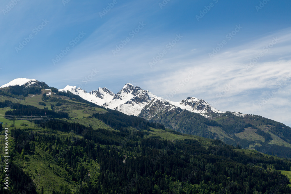 ein schneebedeckter Berg und ein Wald in Österreich
