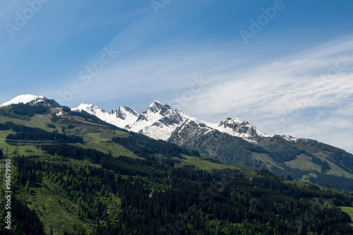 ein schneebedeckter Berg und ein Wald in Österreich