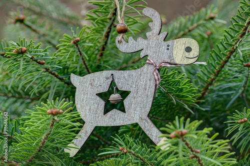 Rentier am Weihnachtsbaum