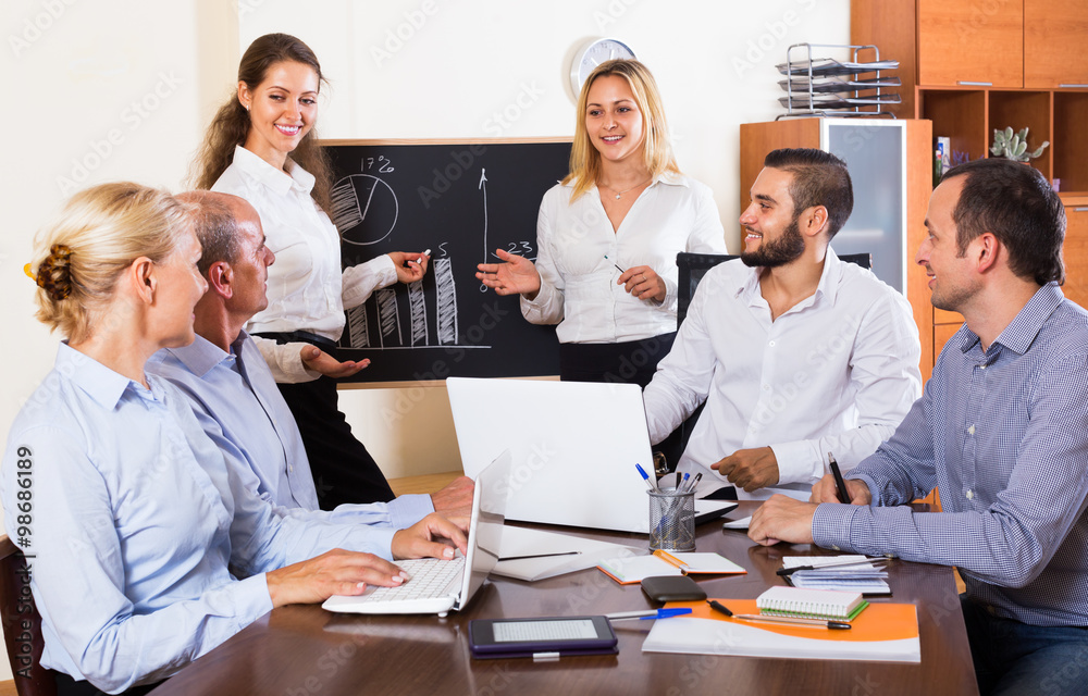 Obraz premium Colleagues discussing price development