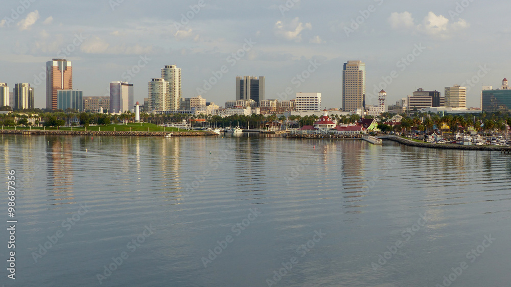 Long Beach in Kalifornien/Skyline von Long Beach im Los Angeles County, Stadt in Kalifornien in den Vereinigten Staaten, Blick auf 
den Yachthafen, im Vordergrund die Queensway Bay,