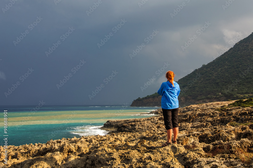 Fototapeta premium młoda kobieta patrząc na morze