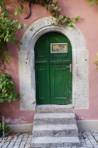 Haustür aus Holz in der historischen Altstadt