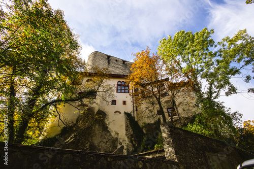Das Schloss Angenstein ist eine mittelalterliche Burg und befindet sich auf dem Gebiet der Gemeinde Duggingen