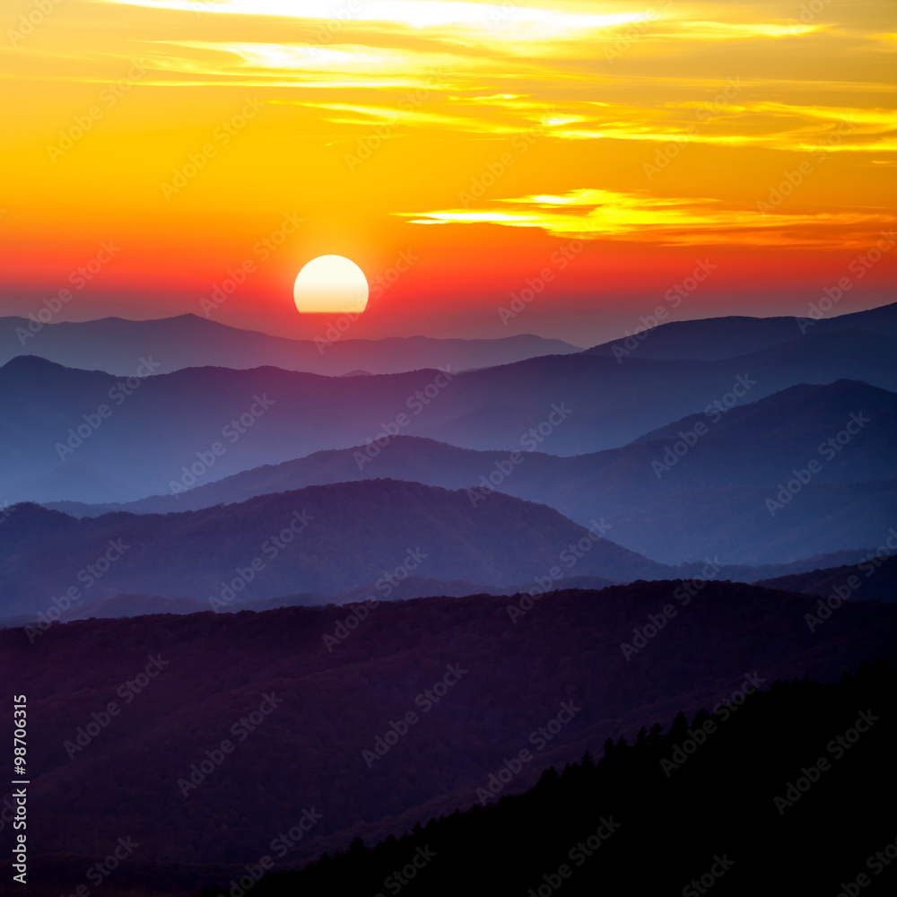 Fototapeta premium Dymny góra zachód słońca
