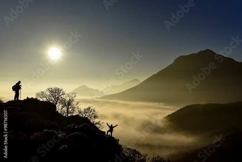 dağların zirvesinde sisli manzara izlemek photo