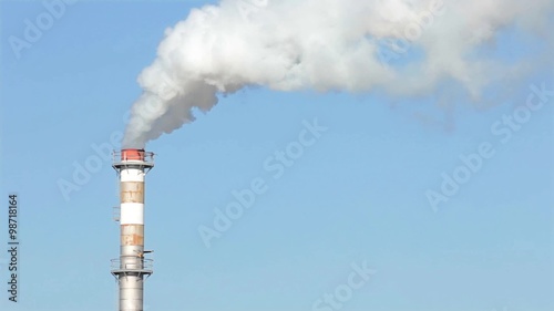Ciminiera fumante a pieno regime, inquinamento ambientale