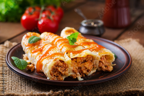 Foto Meat cannelloni sauce bechamel