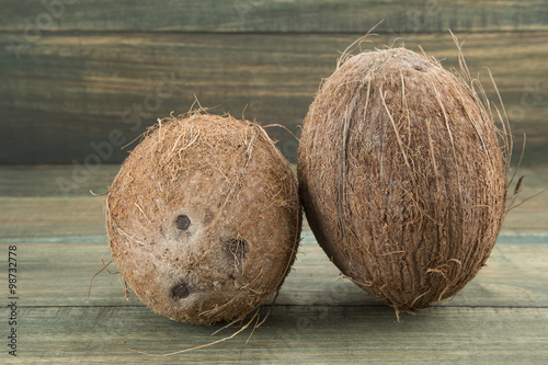 Coco deliciosa fruta tropical sobre fondo de madera.