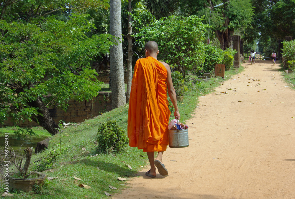 Cambodge, moine bouddhiste sur le chemin de la pagode à Angkor Cambodge, moine bouddhiste sur le chemin de la pagode à Angkor