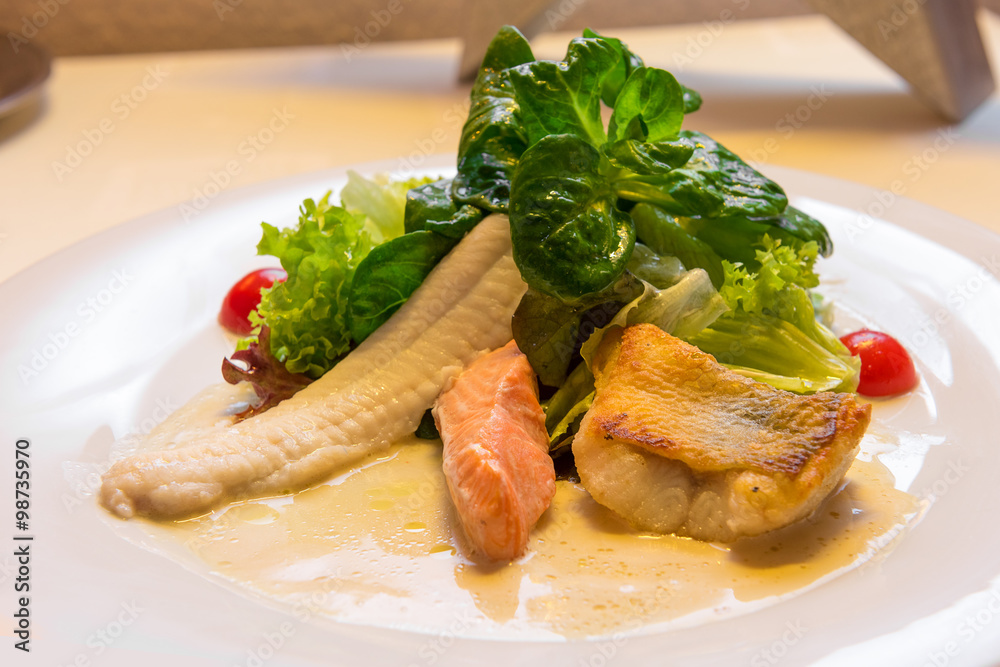 Dreierlei vom Fisch Lachs, Seezunge und kross gebratener Zander Dreierlei vom Fisch Lachs, Seezunge und kross gebratener Zander