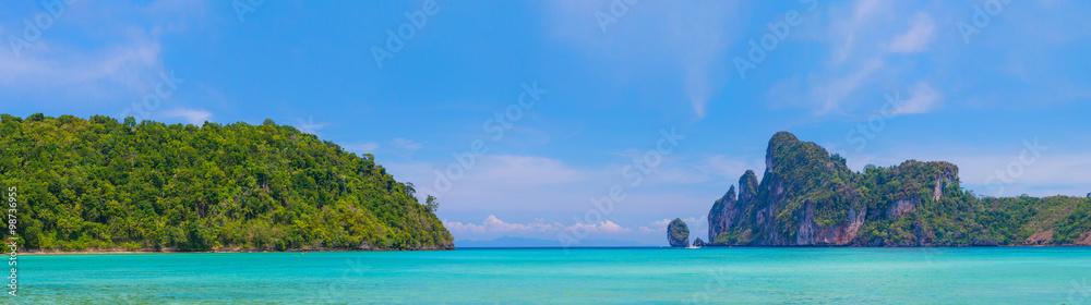 Fototapeta premium Beauty beach and limestone rocks in Phi Phi islands