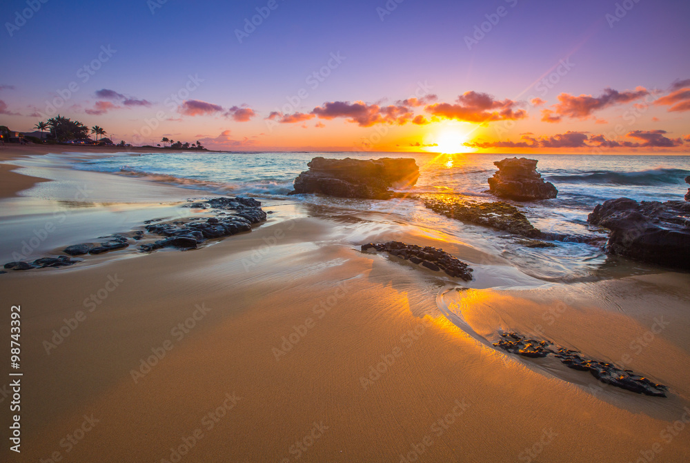 Naklejka premium Wschód słońca nad Sandy's Beach w Honolulu