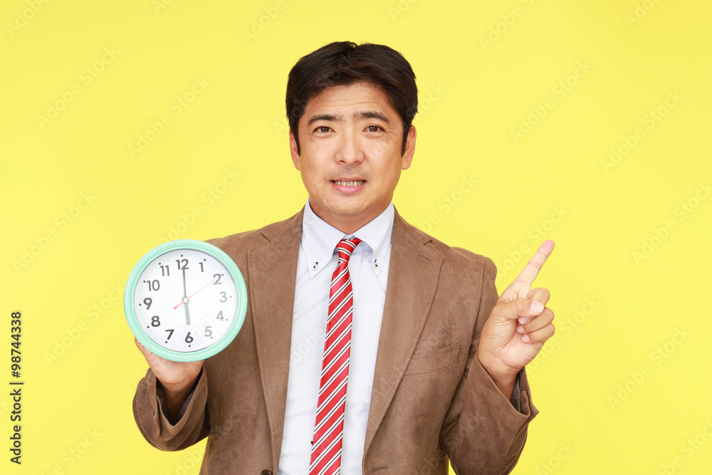 時計を持つ男性