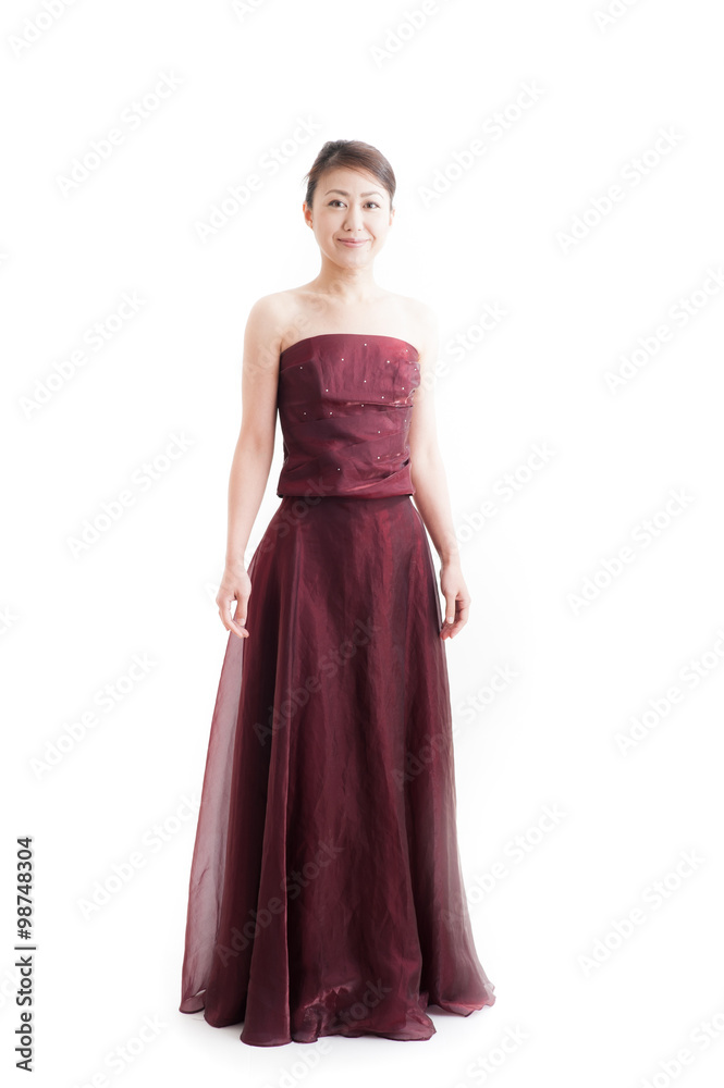 ワインレッド色のドレスを着た女性
