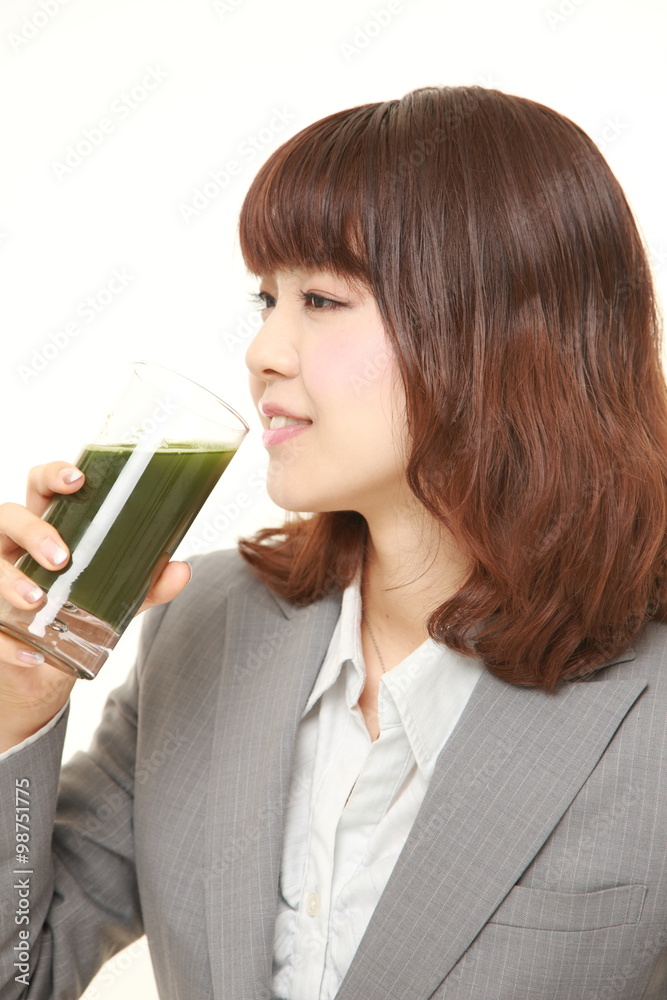 青汁を飲むビジネスウーマン 青汁を飲むビジネスウーマン
