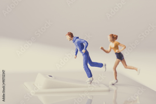 電気のスイッチに向かって走る男女