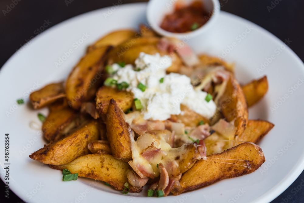 Potato wedges with bacon and white cream