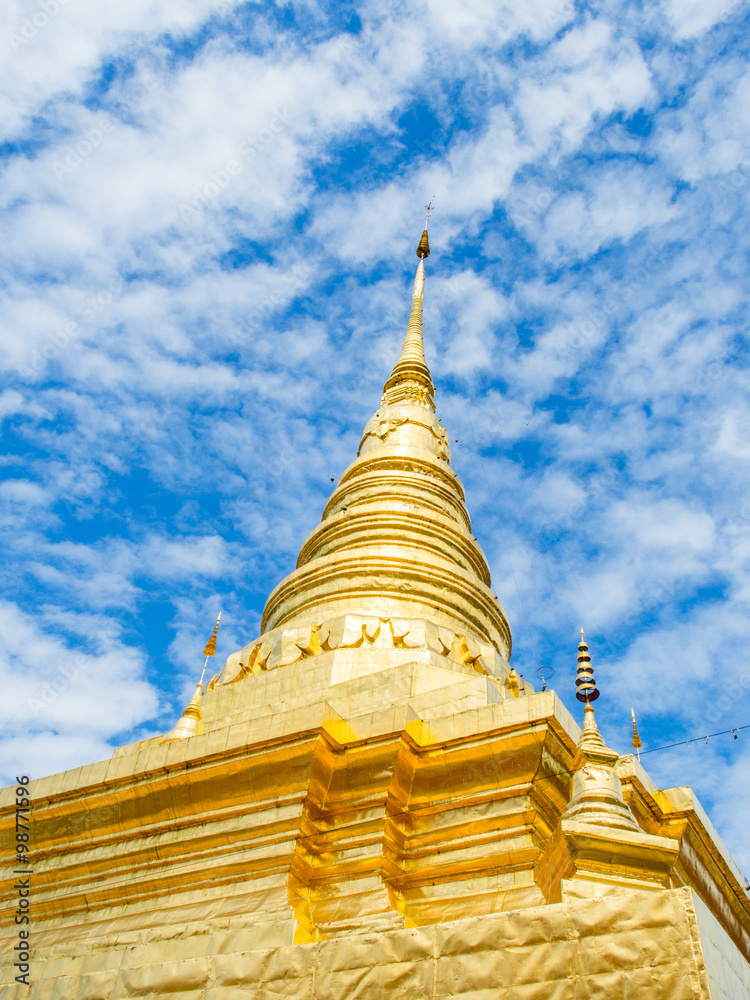 Fototapeta premium Golden Pagoda at Phra That Chae Haeng Temple