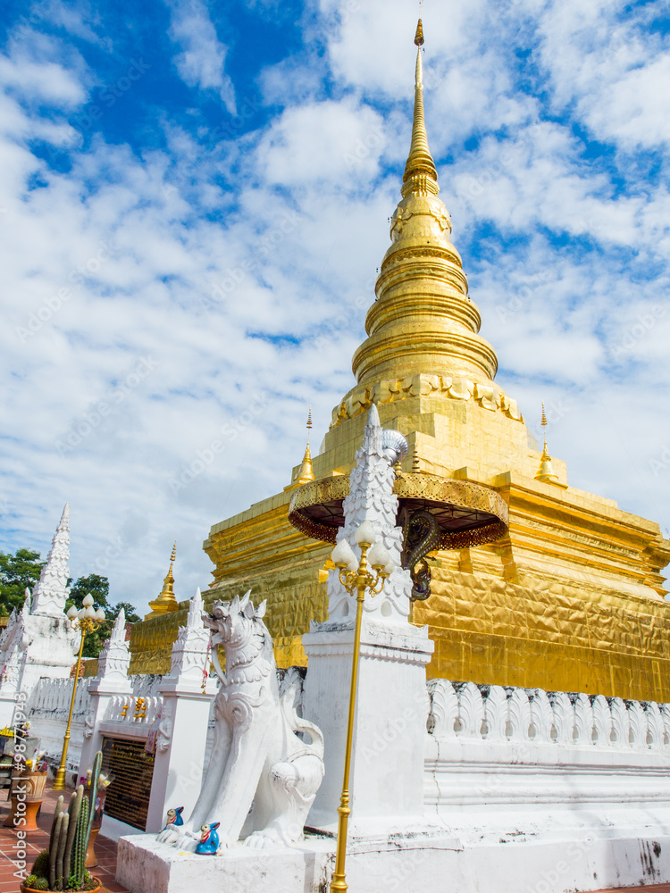 Fototapeta premium Golden Pagoda at Phra That Chae Haeng Temple