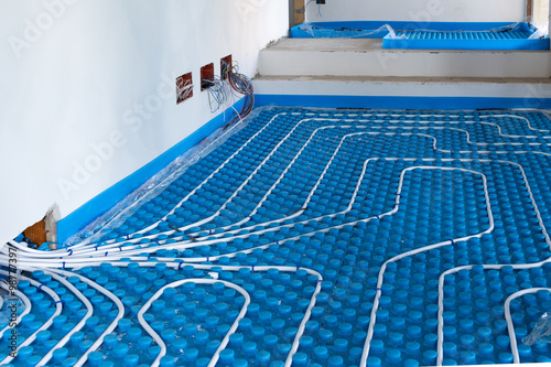 Impianto radiante a pavimento con tubazioni in polietilene photo