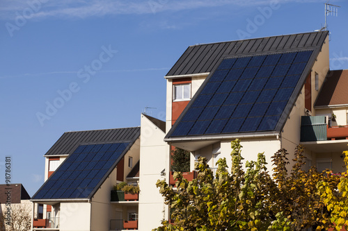 Immeuble locatif réhabilité avec des panneaux solaires photovoltaïques.
