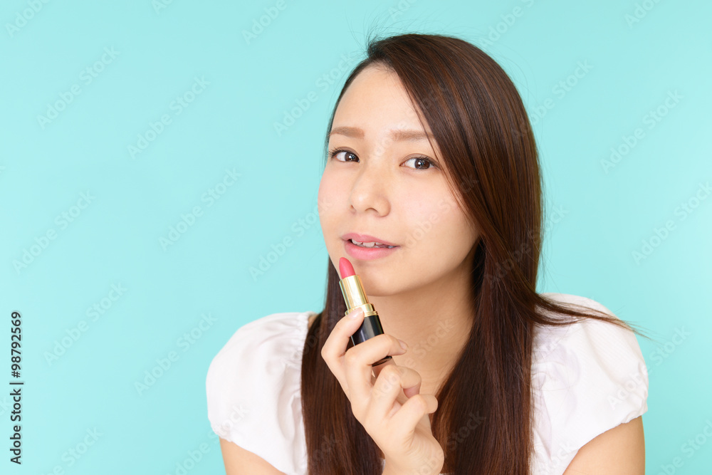 メイクアップをする女性 メイクアップをする女性