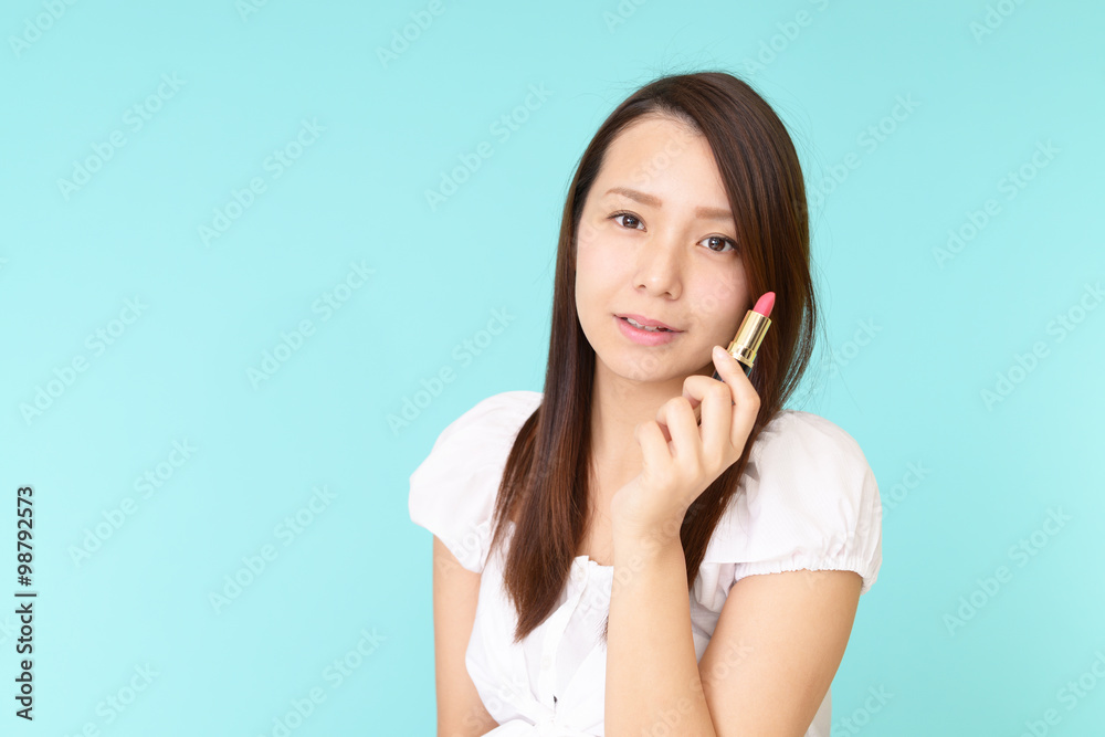 Fototapeta premium メイクアップをする女性