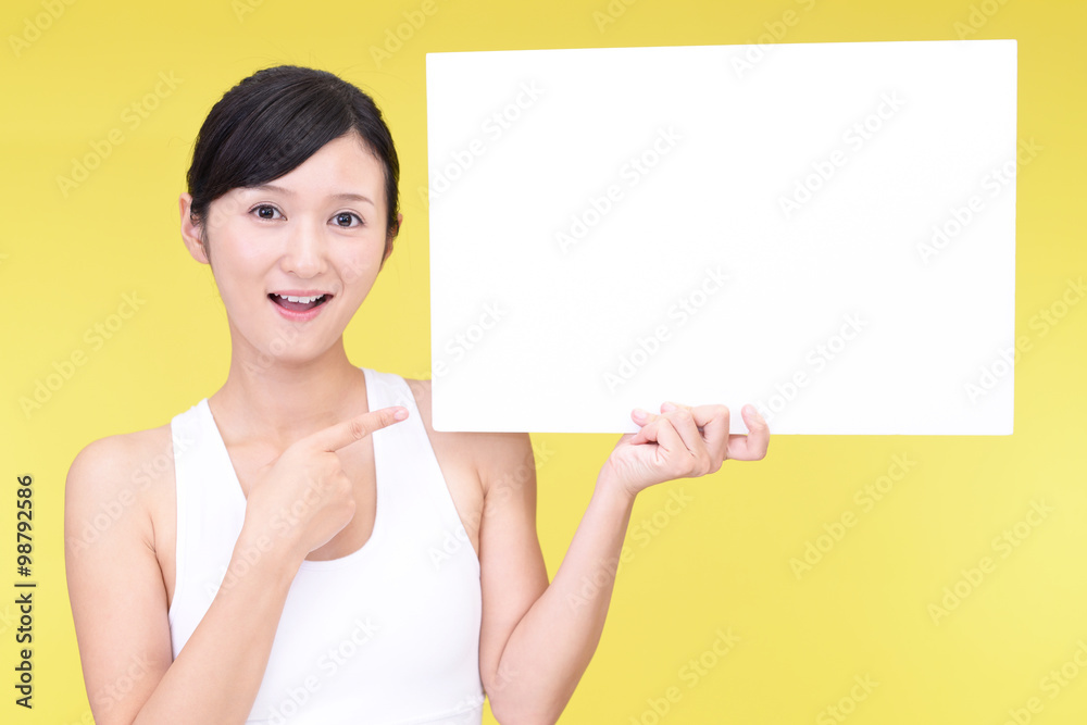 ホワイトボードを持つ女性