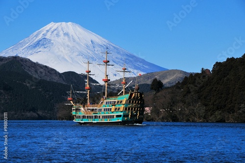 Wallpaper Mural 富士山と芦ノ湖と海賊船 Torontodigital.ca
