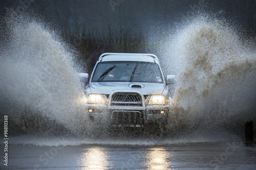 Canvas-taulu Driving on a flooded country road
